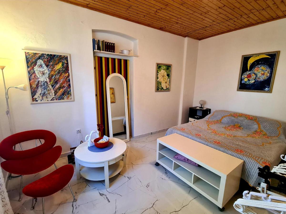 Yellow, Red & Blue Apartment سبليت المظهر الخارجي الصورة