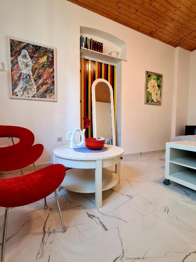 Yellow, Red & Blue Apartment سبليت المظهر الخارجي الصورة
